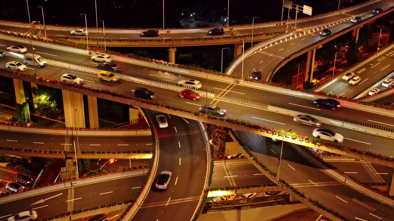 中国上海延安高架夜晚城市道路汽车交通景观视频素材