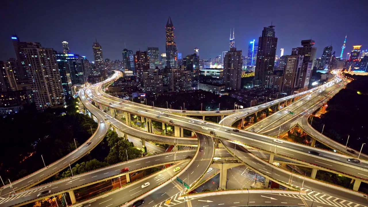 中国上海延安高架夜晚城市道路汽车交通景观视频素材