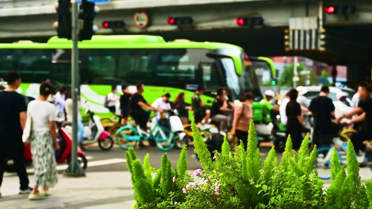 北京长安街十字路口下班的人流车流视频素材