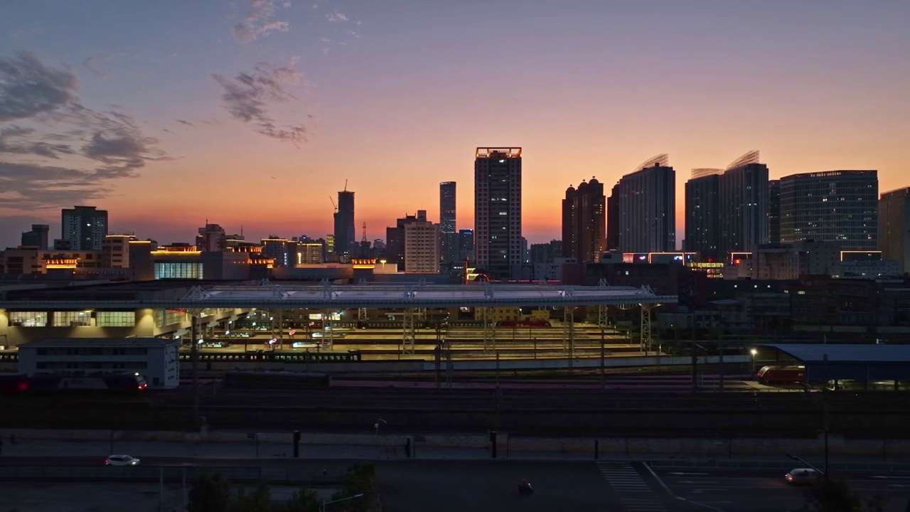 航拍徐州火车站站台夕阳晚霞全景视频素材