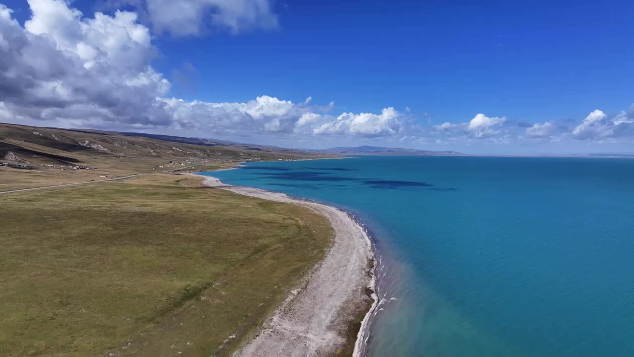 青海湖海岸线蓝天白云视频素材