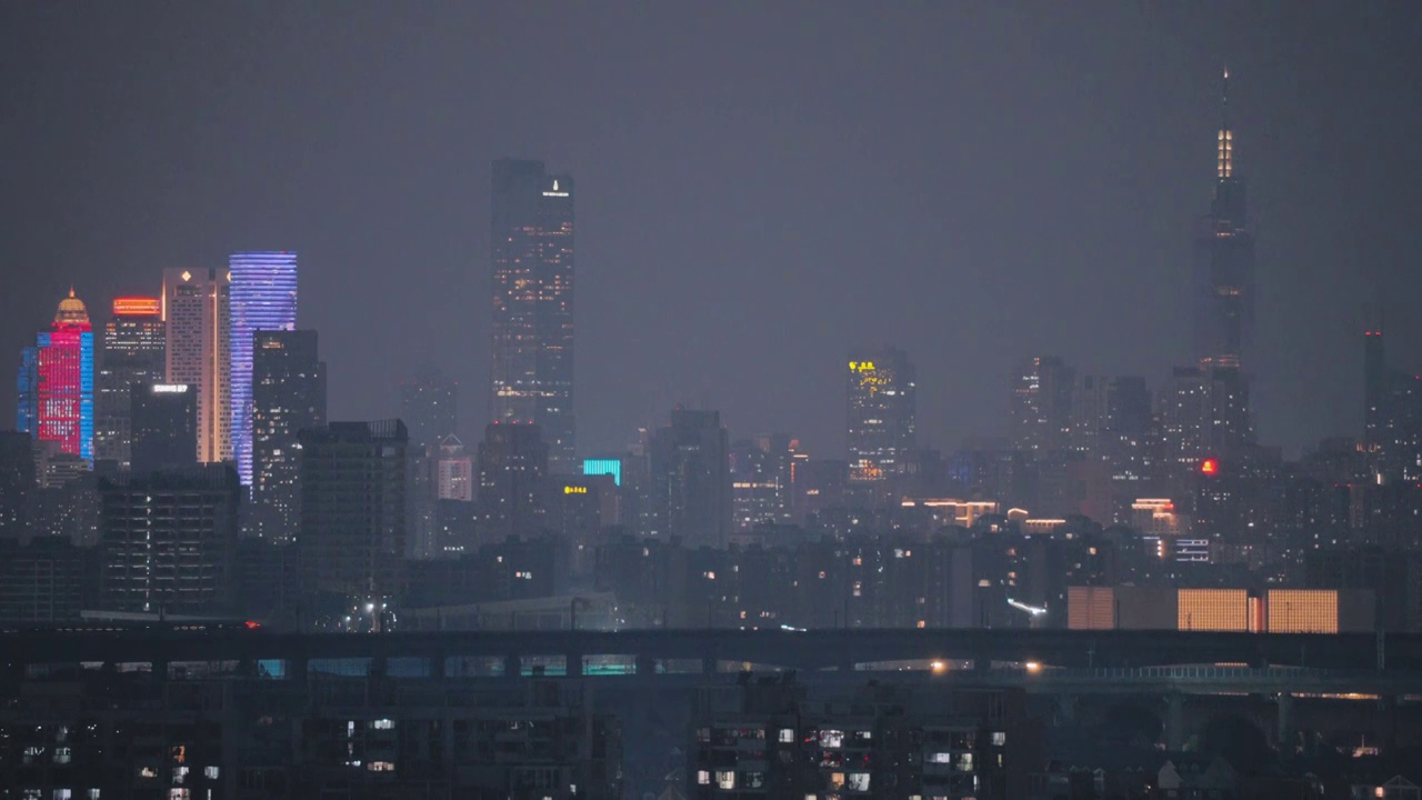 夜晚行驶在南京的高铁背景是南京城市新街口视频下载