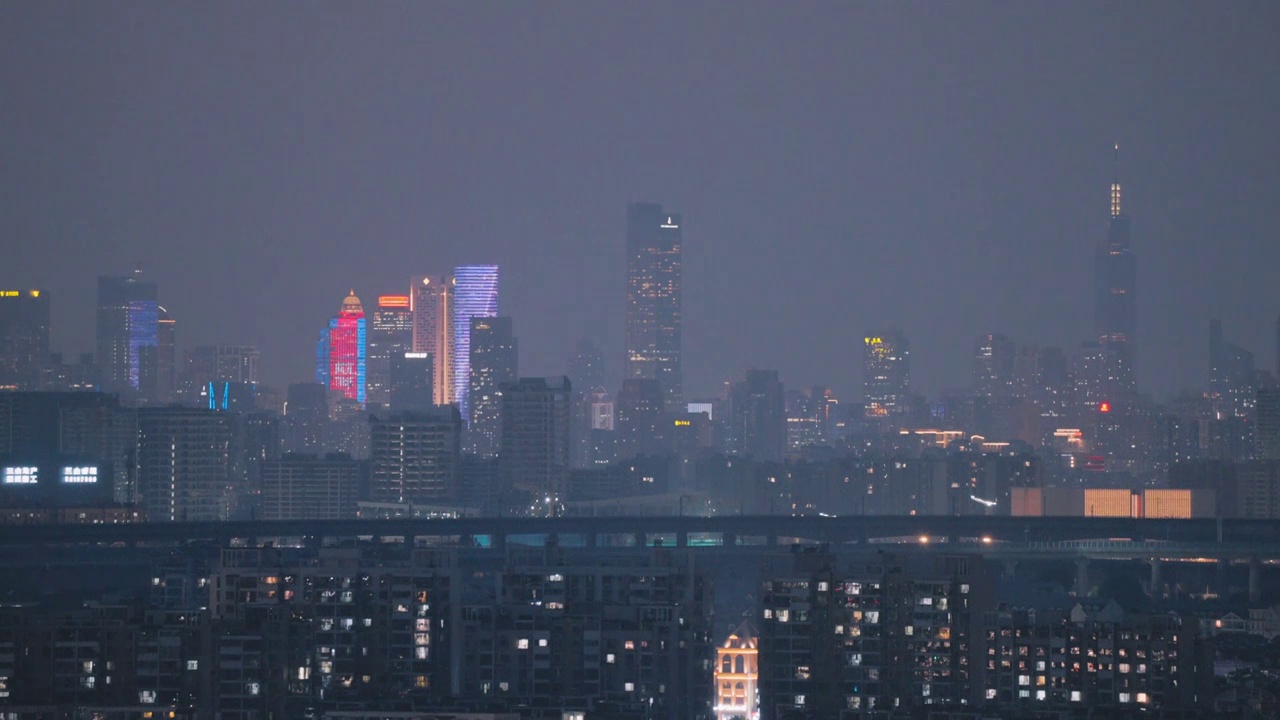 夜晚行驶在南京的高铁背景是南京城市新街口视频下载