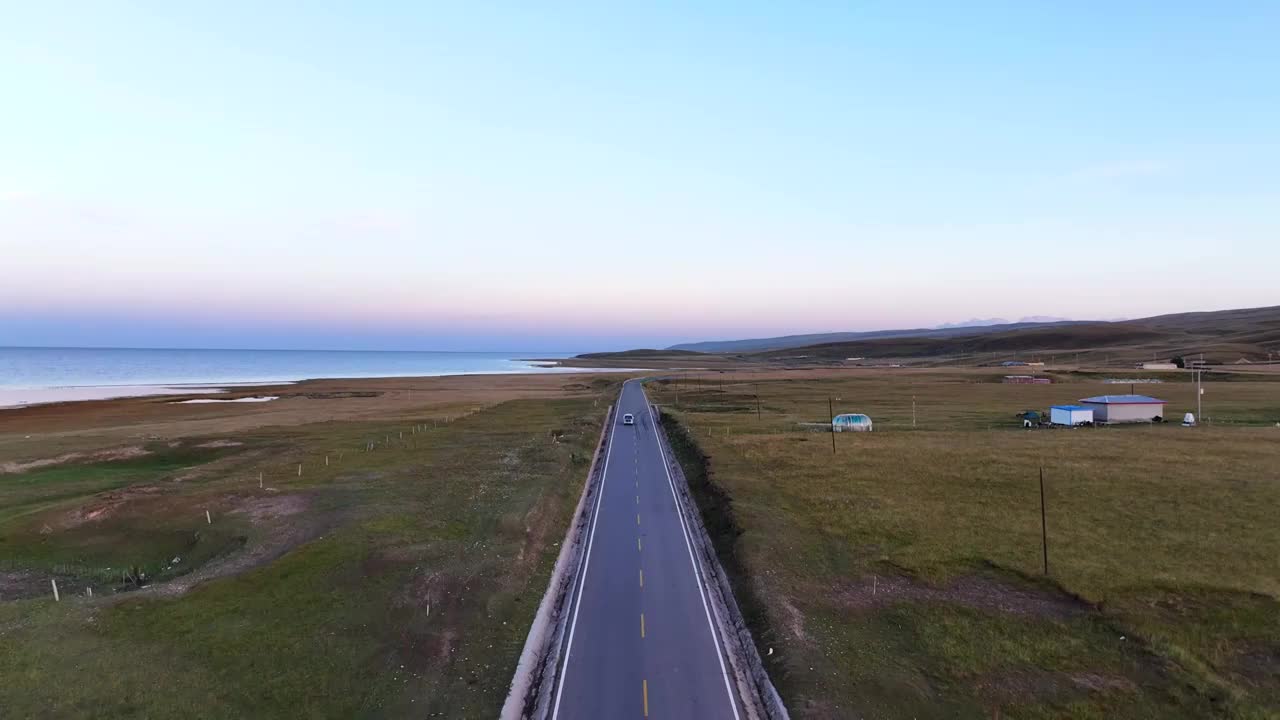 汽车行驶中湖边公路视频素材