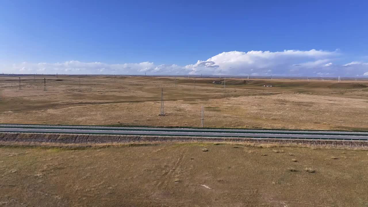 汽车行驶在草原公路视频素材