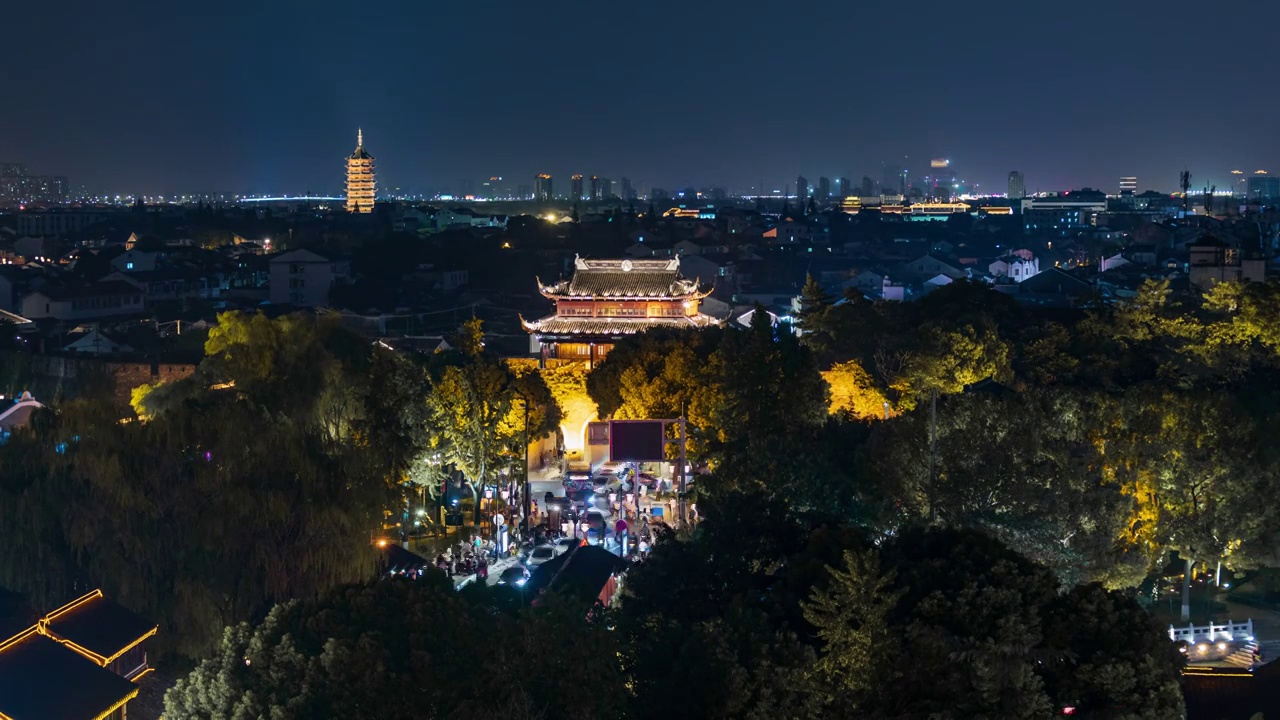 苏州姑苏区阊门与山塘街的夜晚人流与车流延时视频素材