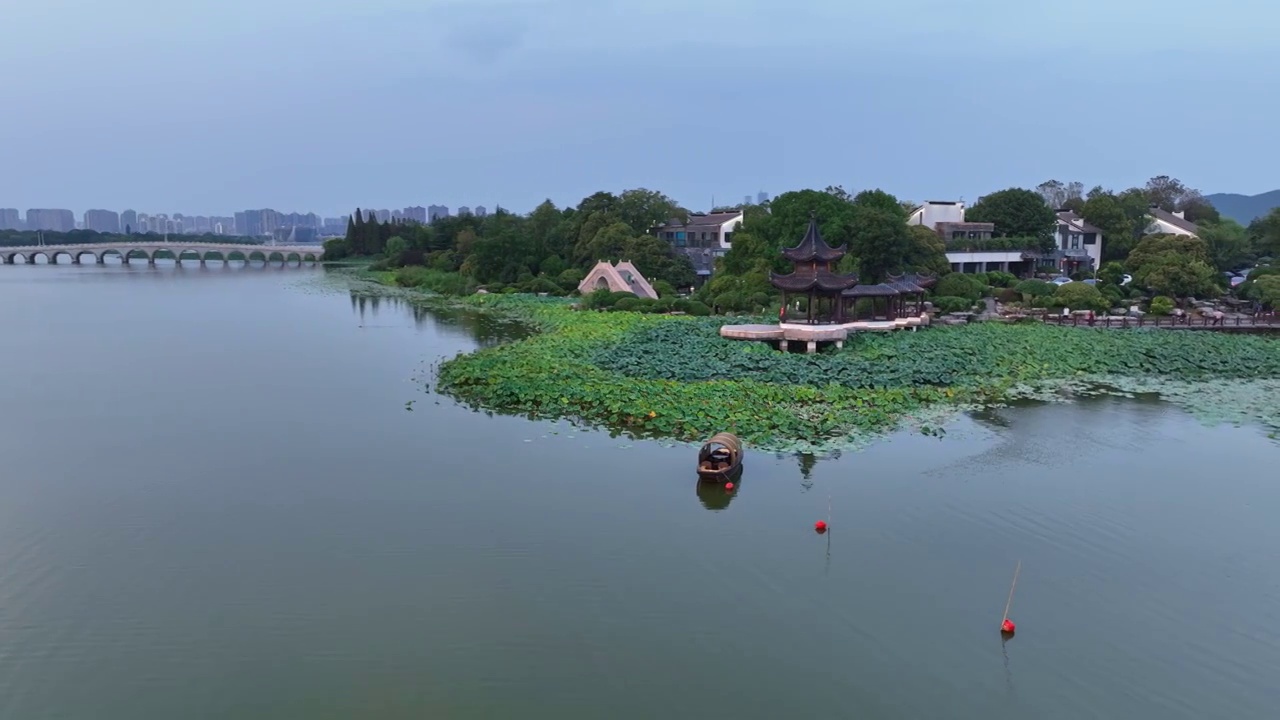 徐州云龙湖风景区小南湖中式园林水榭亭台小船视频素材