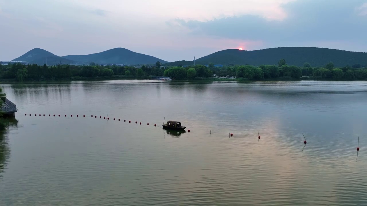 徐州云龙湖风景区小南湖中式园林水榭亭台小船视频素材