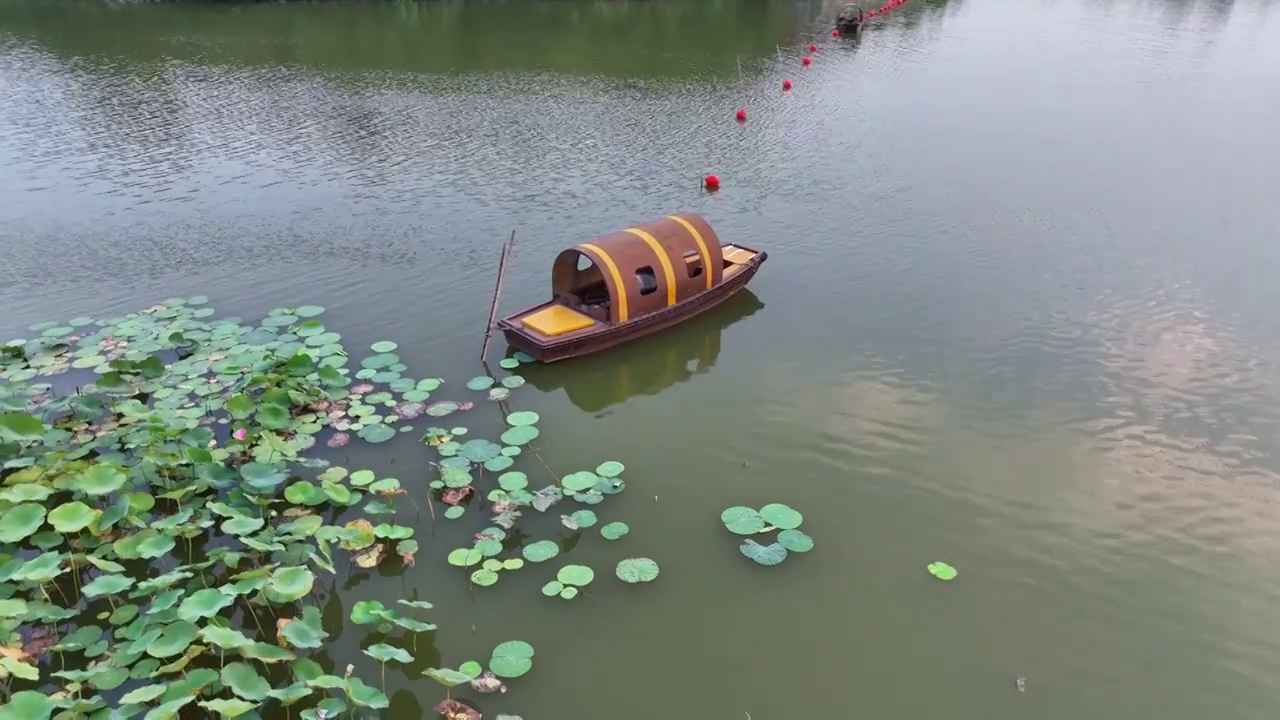 徐州云龙湖风景区小南湖中式园林水榭亭台小船视频素材