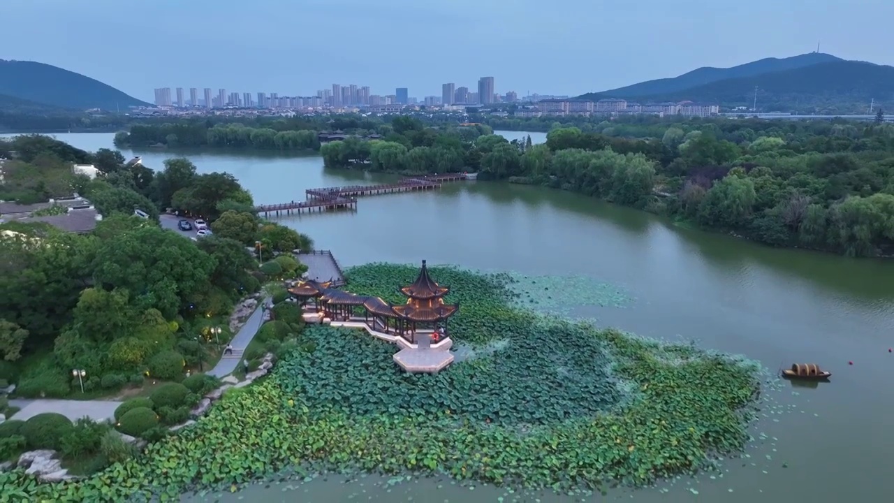 徐州云龙湖风景区小南湖中式园林水榭亭台小船视频素材