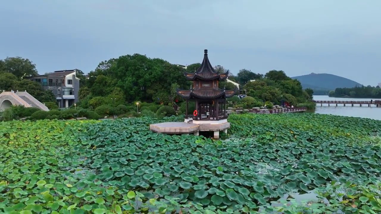 徐州云龙湖风景区小南湖中式园林水榭亭台小船视频素材