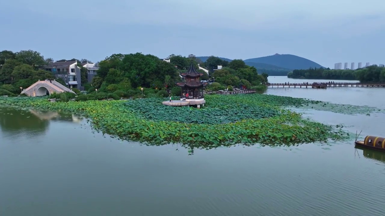 徐州云龙湖风景区小南湖中式园林水榭亭台小船视频素材