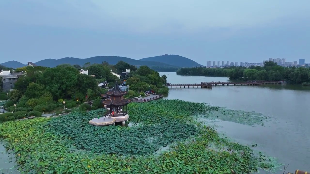 徐州云龙湖风景区小南湖中式园林水榭亭台小船视频素材