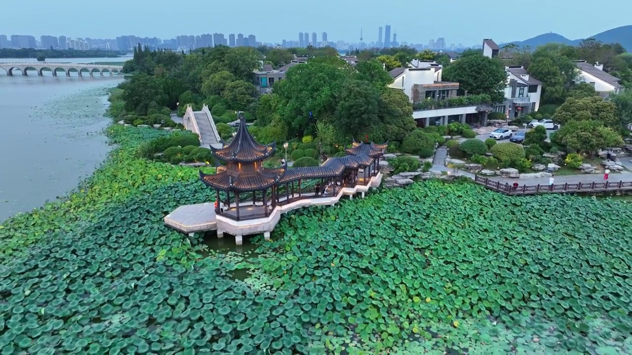 徐州云龙湖风景区小南湖中式园林水榭亭台小船视频素材