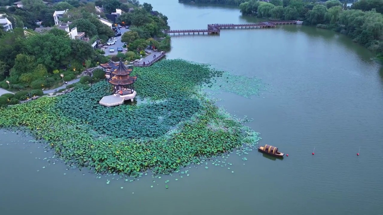 徐州云龙湖风景区小南湖中式园林水榭亭台小船视频素材