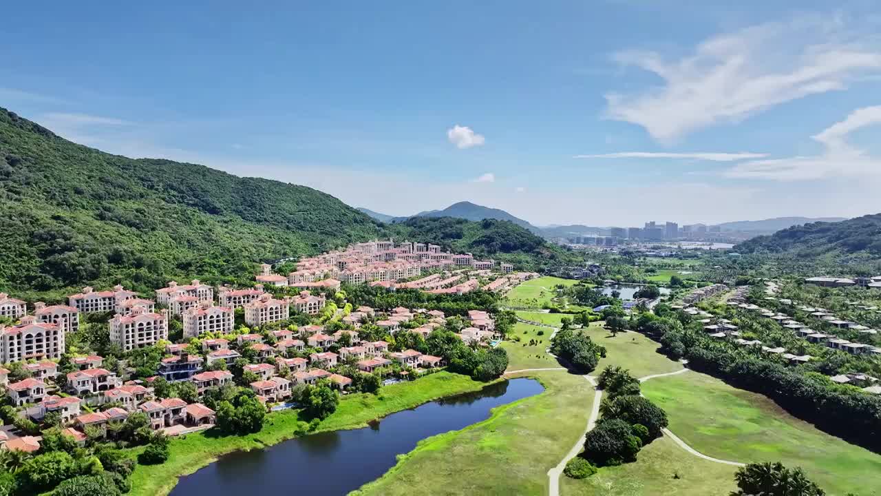 依山傍海别墅住宅区视频素材