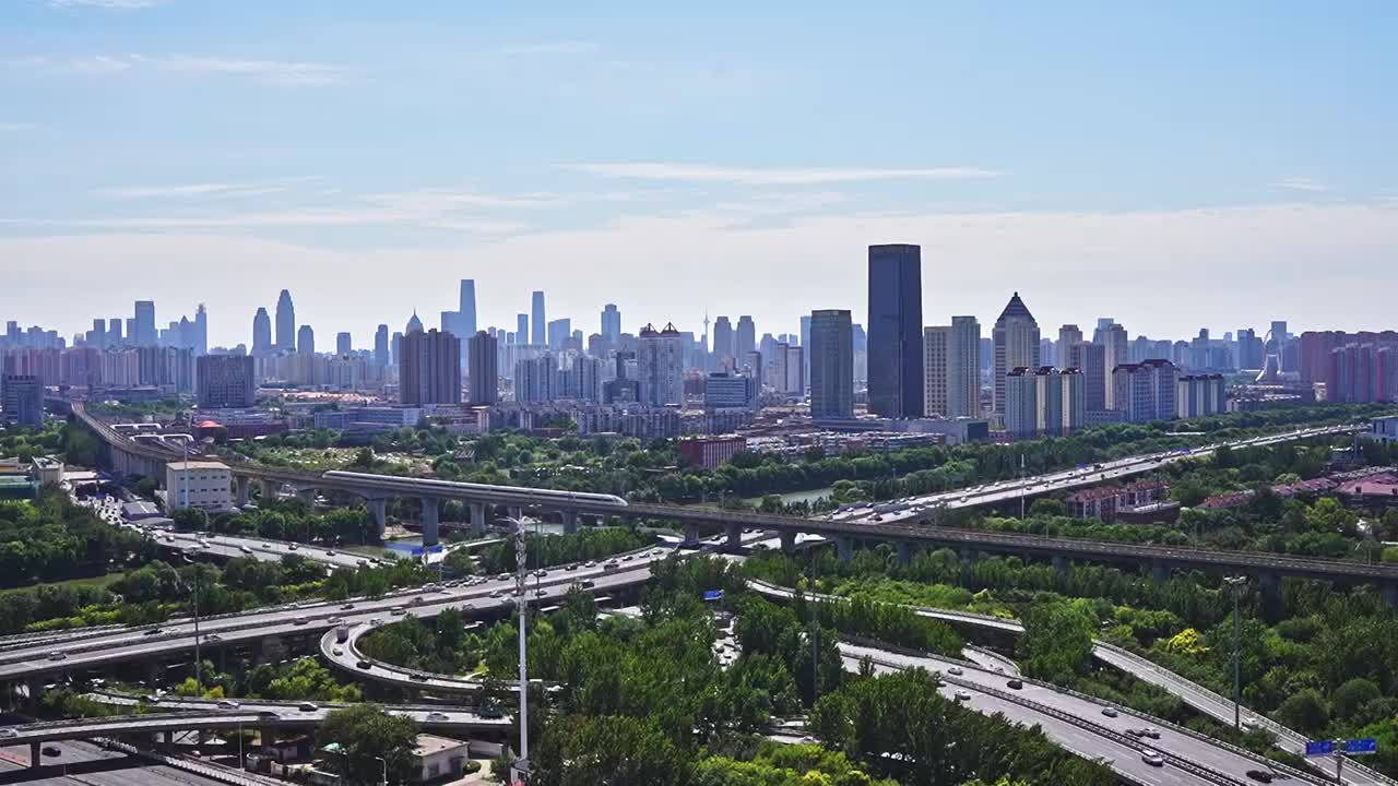 高铁穿过城市，立交桥上车流川流不息视频素材