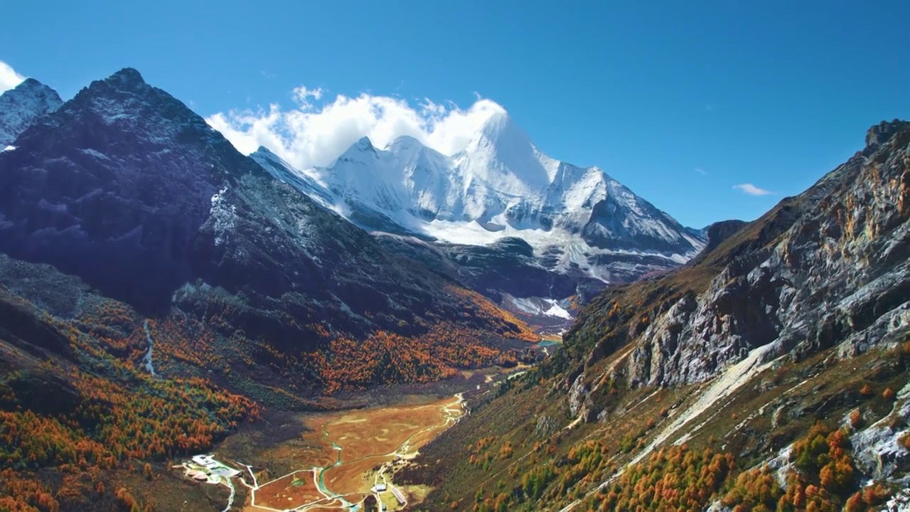 稻城亚丁央迈勇雪山航拍视频素材