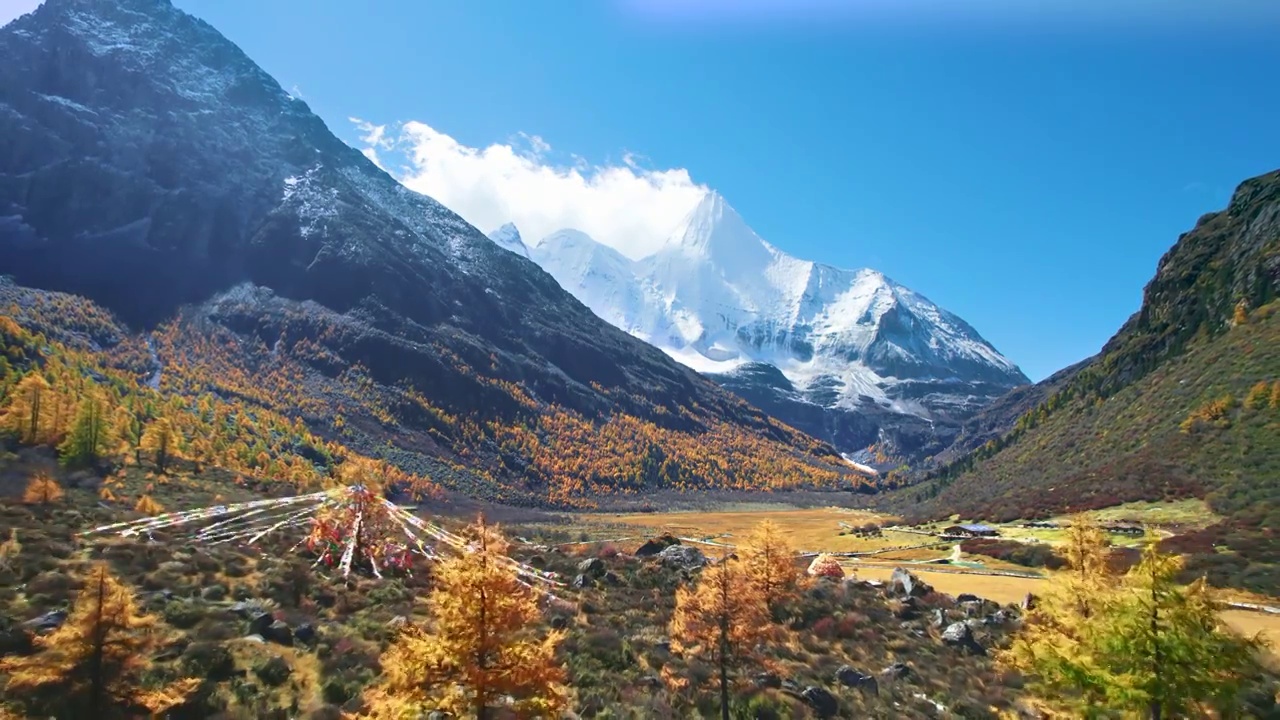 稻城亚丁央迈勇雪山航拍视频素材