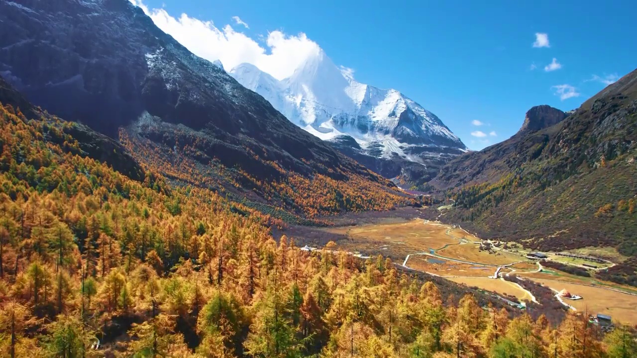 稻城亚丁央迈勇雪山航拍视频素材