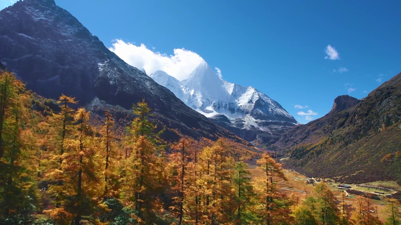 稻城亚丁央迈勇雪山航拍视频素材