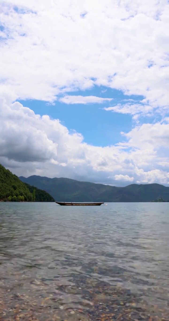 旅游景区：泸沽湖女神湾清澈的湖水与蓝天白云视频素材