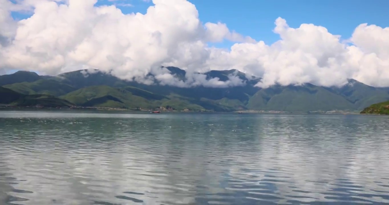 旅游景区：泸沽湖蓝天白云与清澈湖水风光视频素材