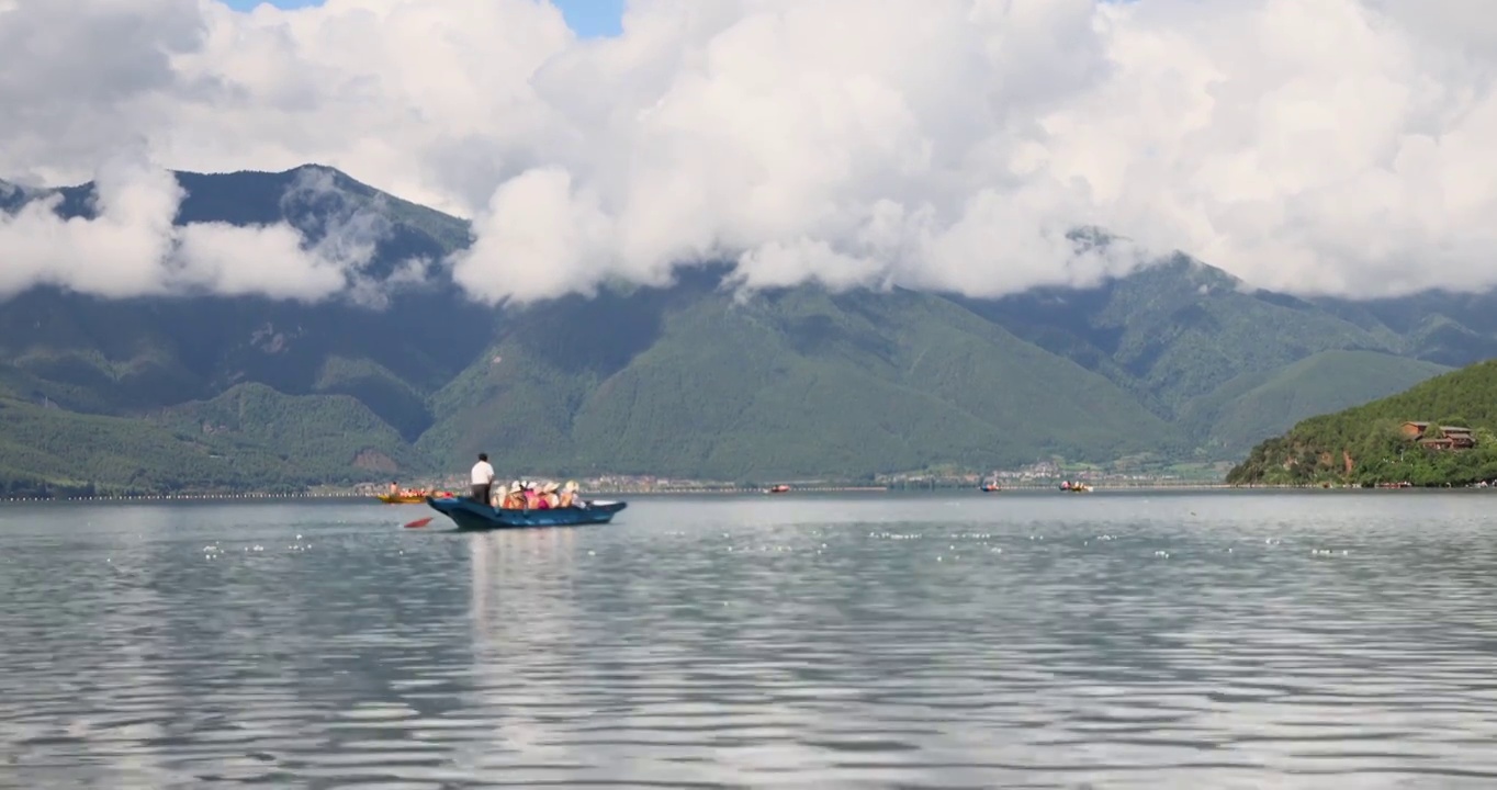 旅游景区：泸沽湖蓝天白云与清澈湖水风光视频素材