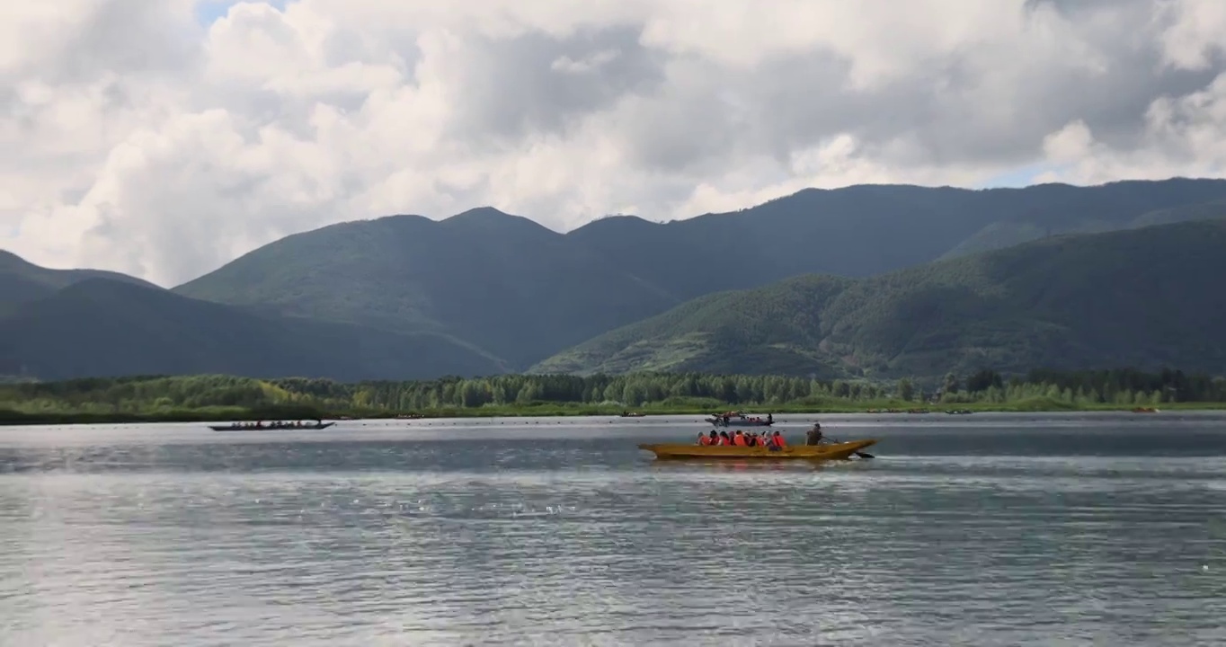 旅游景区：泸沽湖蓝天白云与清澈湖水风光视频素材