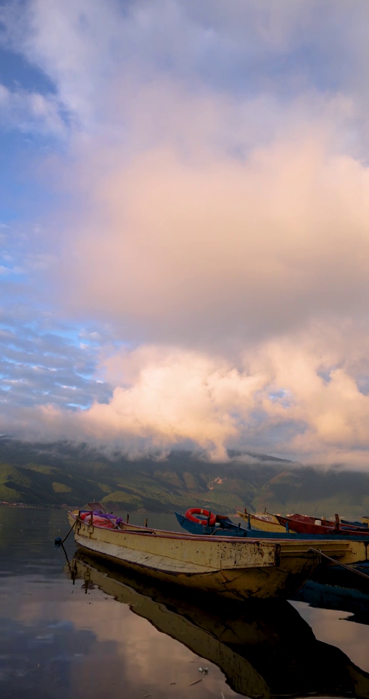 旅游景区：泸沽湖洛洼村码头清晨的朝霞与湖水视频素材