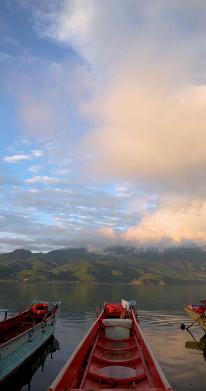 旅游景区：泸沽湖洛洼村码头清晨的朝霞与湖水视频素材