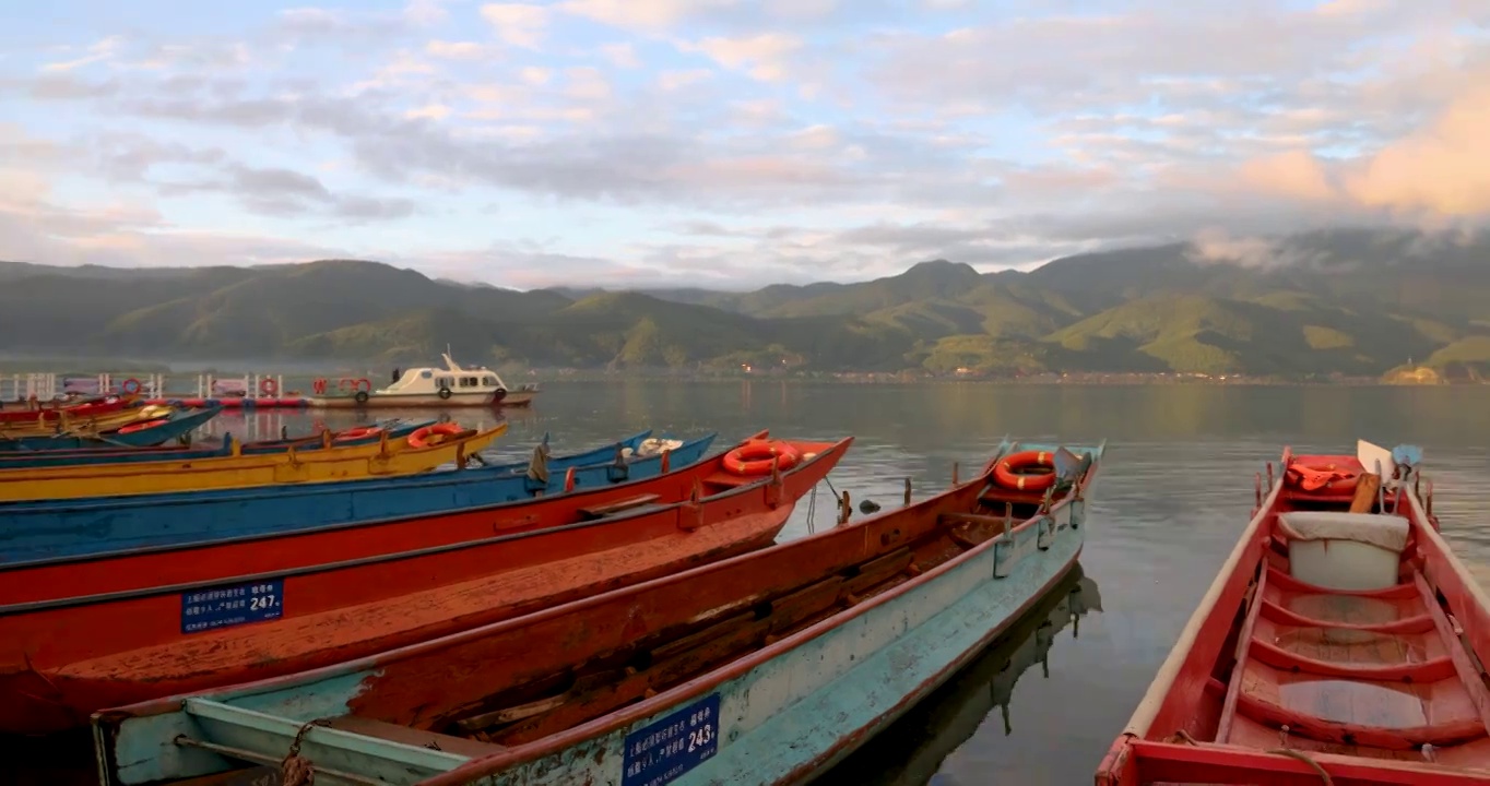 旅游景区：泸沽湖洛洼村码头清晨的朝霞与湖水视频素材