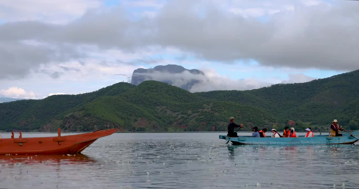 旅游景区：游船在飘满水性杨花的泸沽湖泛舟前行视频素材