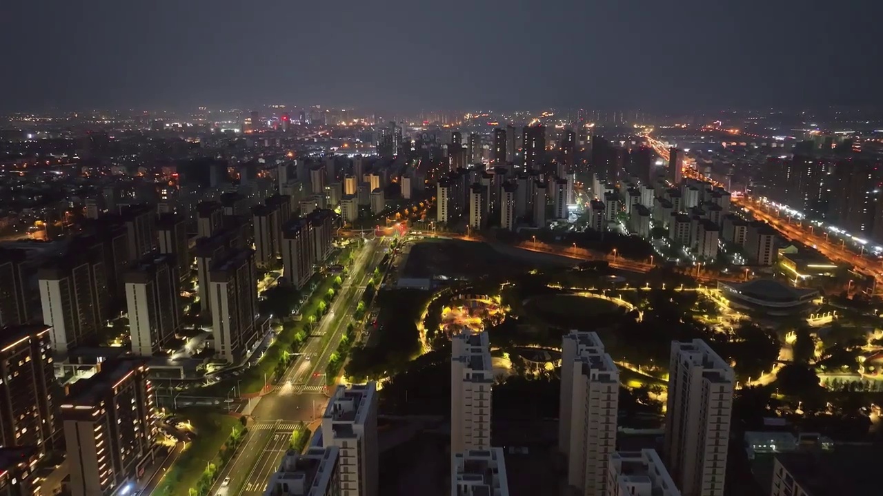 中国山东青岛即墨区岘山公园夜景航拍视频素材