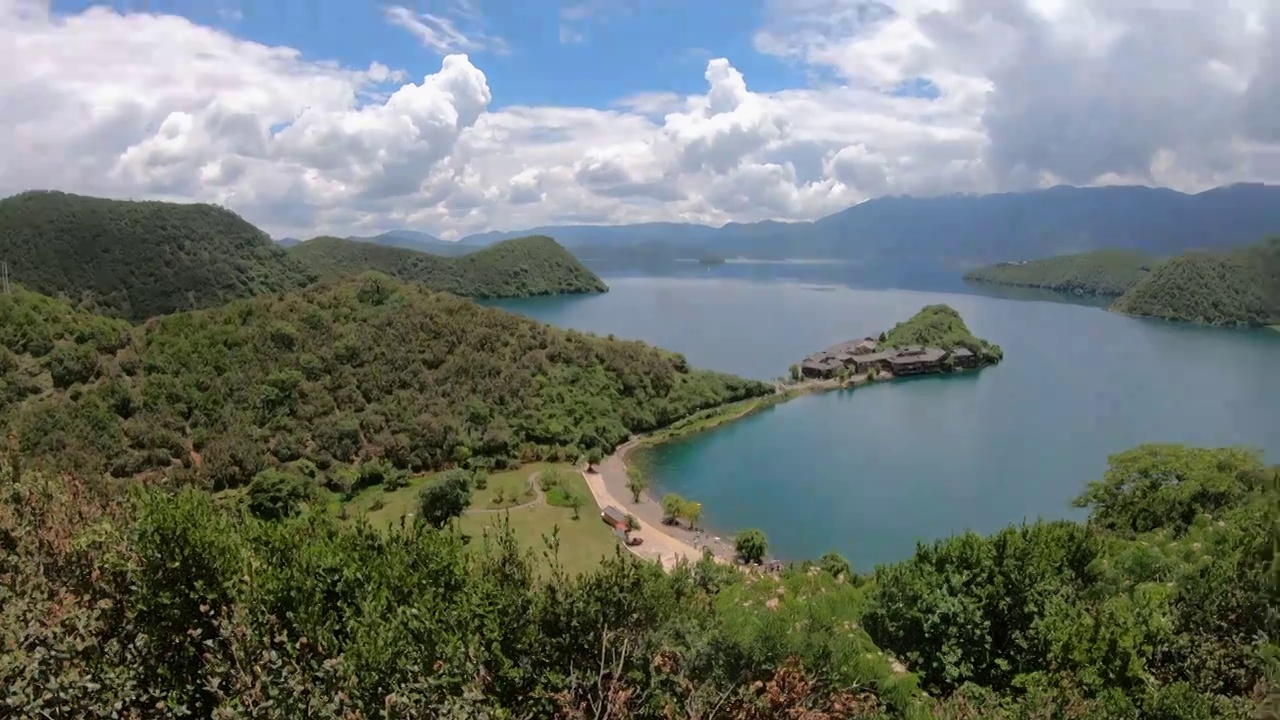 旅游景区：泸沽湖里格观景台眺望里格半岛全景视频素材