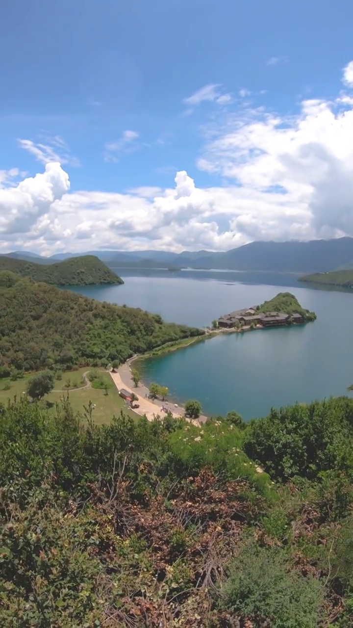 旅游景区：泸沽湖里格观景台眺望里格半岛全景视频素材