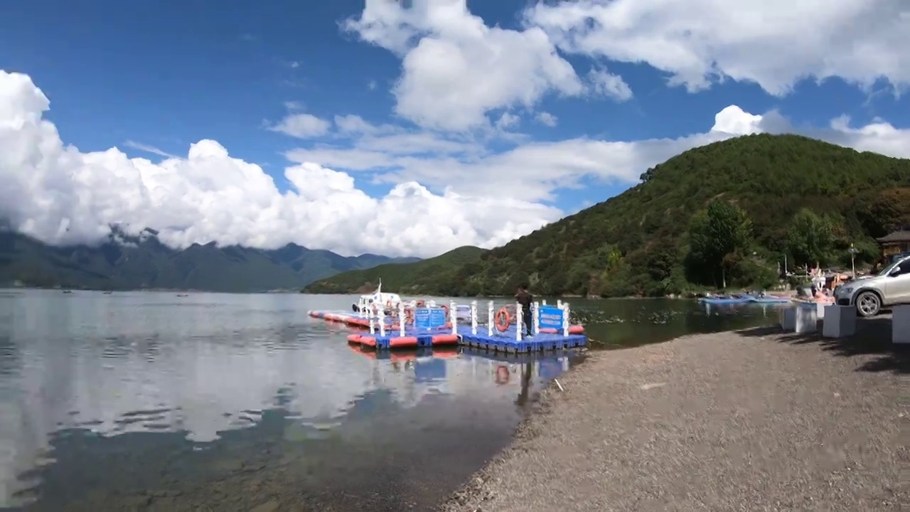 旅游景区：泸沽湖洛洼码头的蓝天白云与湖水风光视频素材