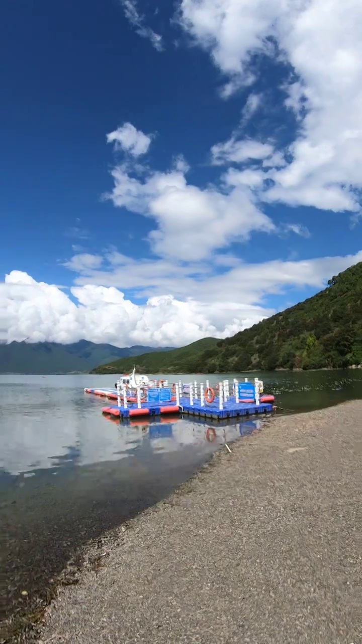 旅游景区：泸沽湖洛洼码头的蓝天白云与湖水风光视频素材