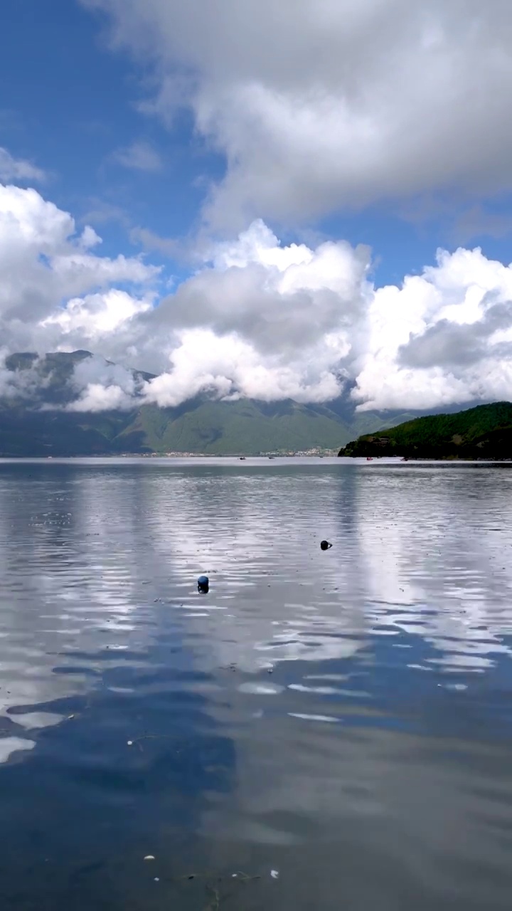 旅游景区：泸沽湖洛洼码头的蓝天白云与湖水风光视频素材