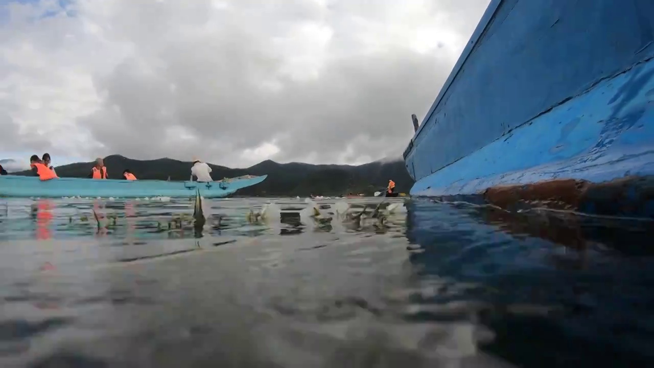 旅游景区：泸沽湖水下视角的猪槽船视频素材