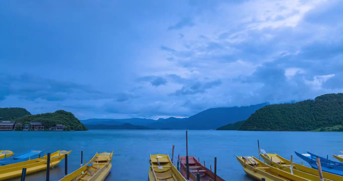 延时风光：逐渐入夜的泸沽湖里格码头风光与游船视频素材