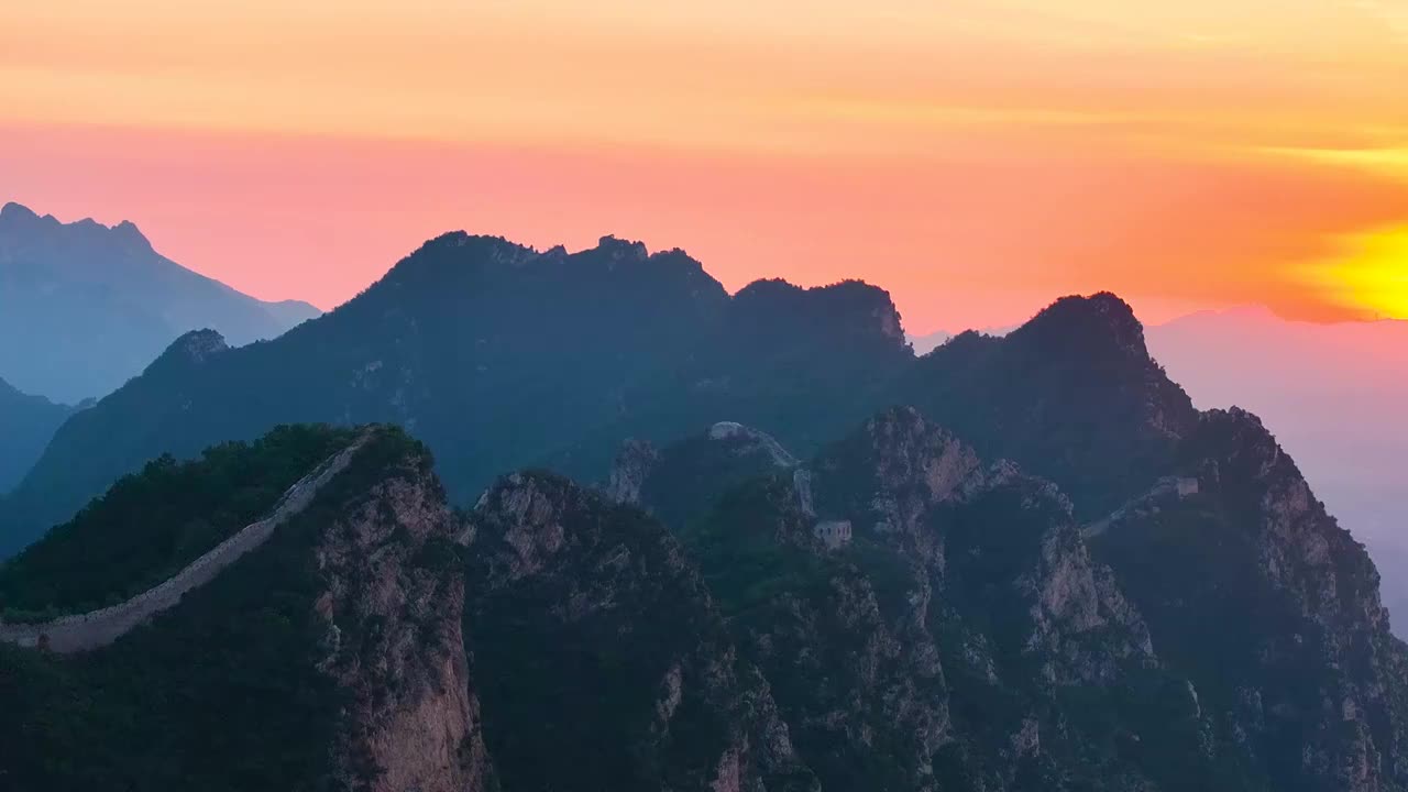 航拍北京司马台长城望京楼朝霞风光（环绕拍摄）视频素材