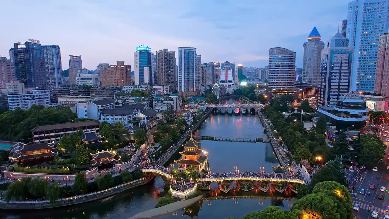 中国贵州贵阳甲秀楼和城市天际线夜景航拍视频素材