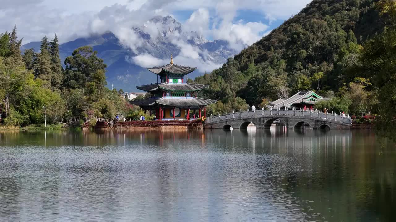 云南丽江黑龙潭公园观雪山视频素材