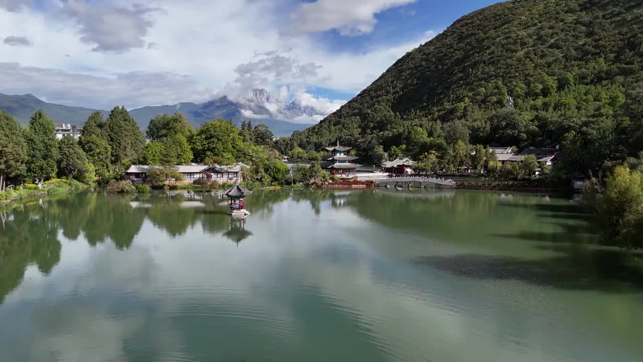 云南丽江黑龙潭公园观雪山视频素材