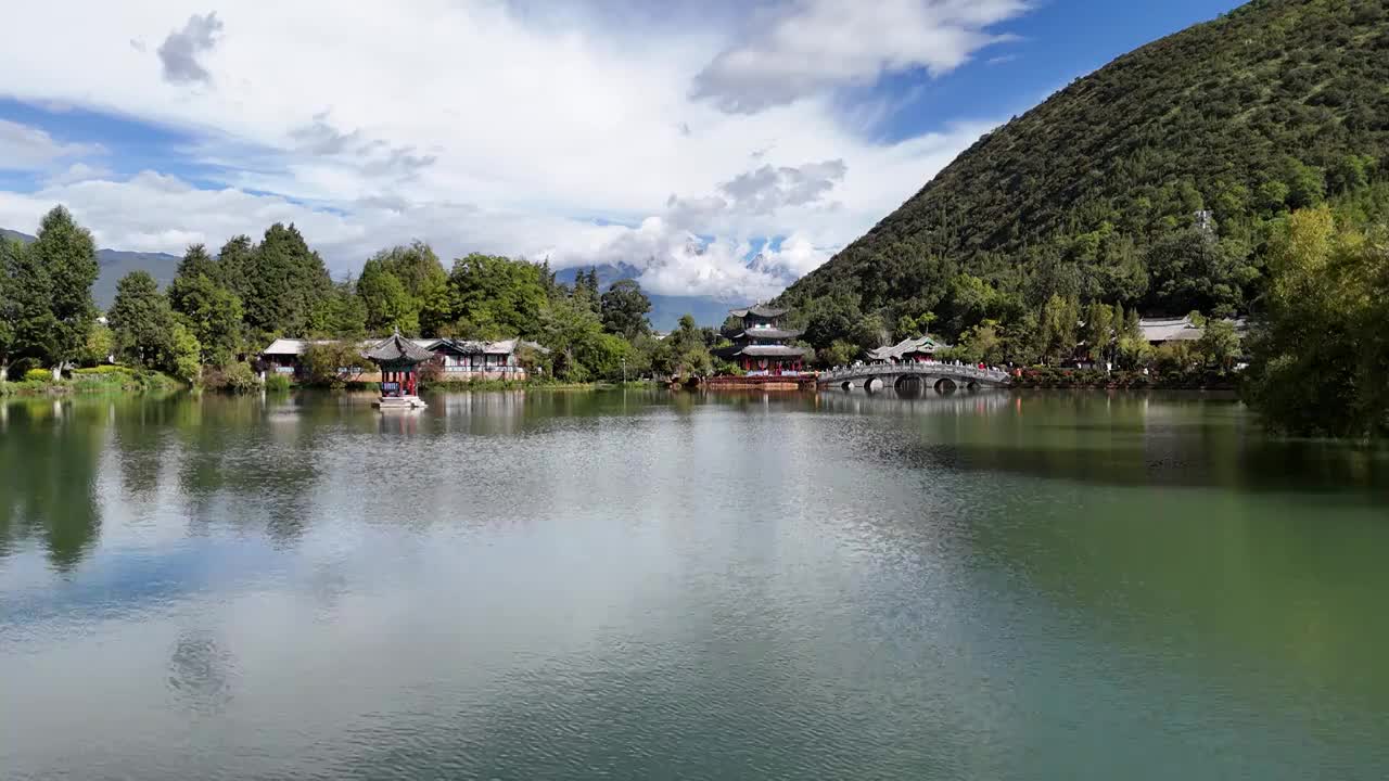 云南丽江黑龙潭公园观雪山视频素材