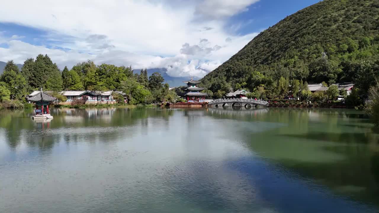 云南丽江黑龙潭公园观雪山视频素材