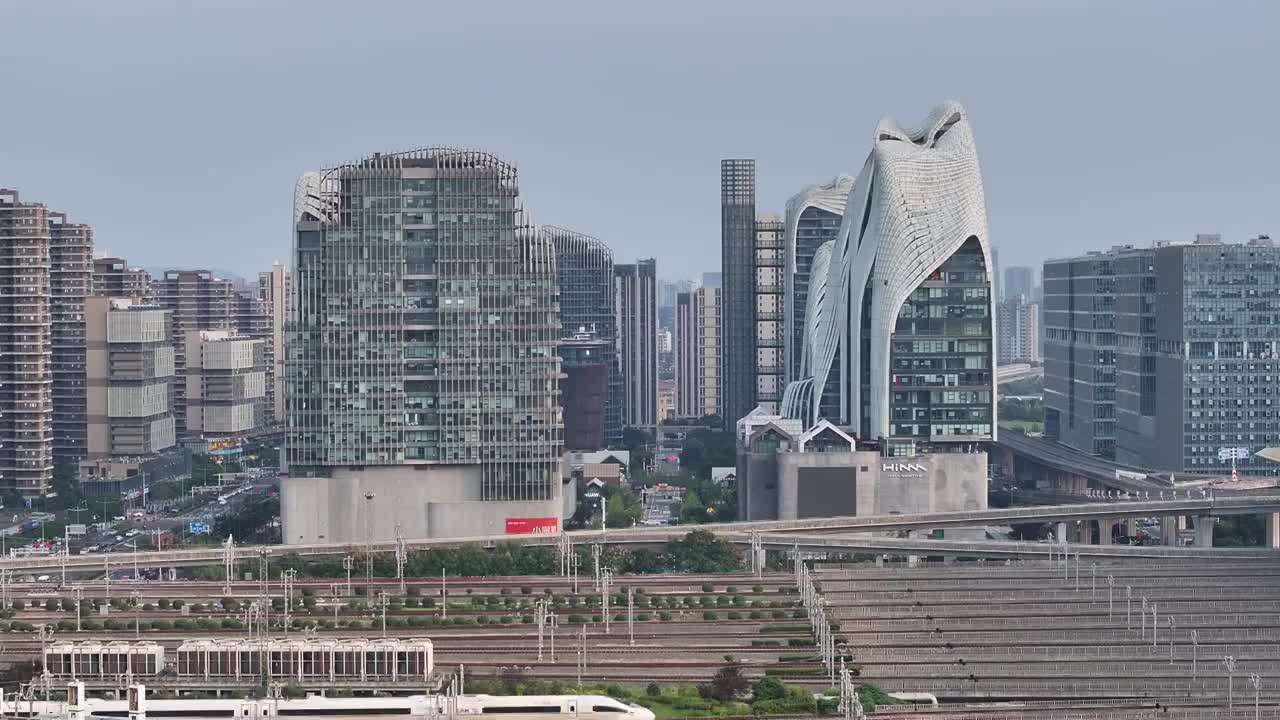 繁忙进出南京南站的高铁，江苏南京视频素材