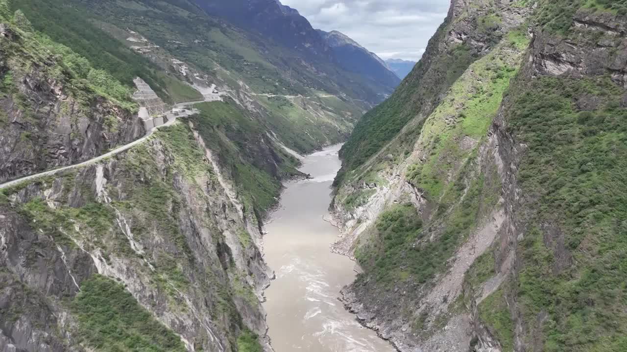 云南省迪庆藏族自治州虎跳峡航拍视频素材