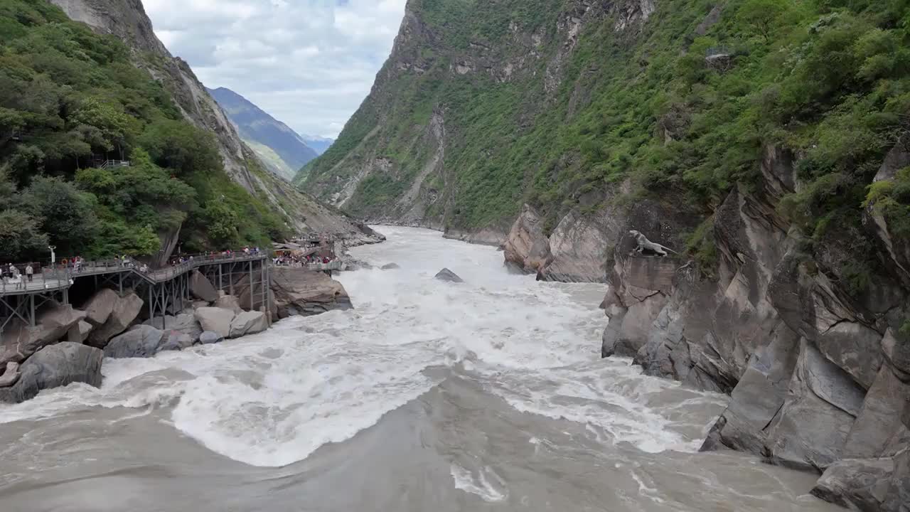 云南省迪庆藏族自治州虎跳峡航拍视频素材